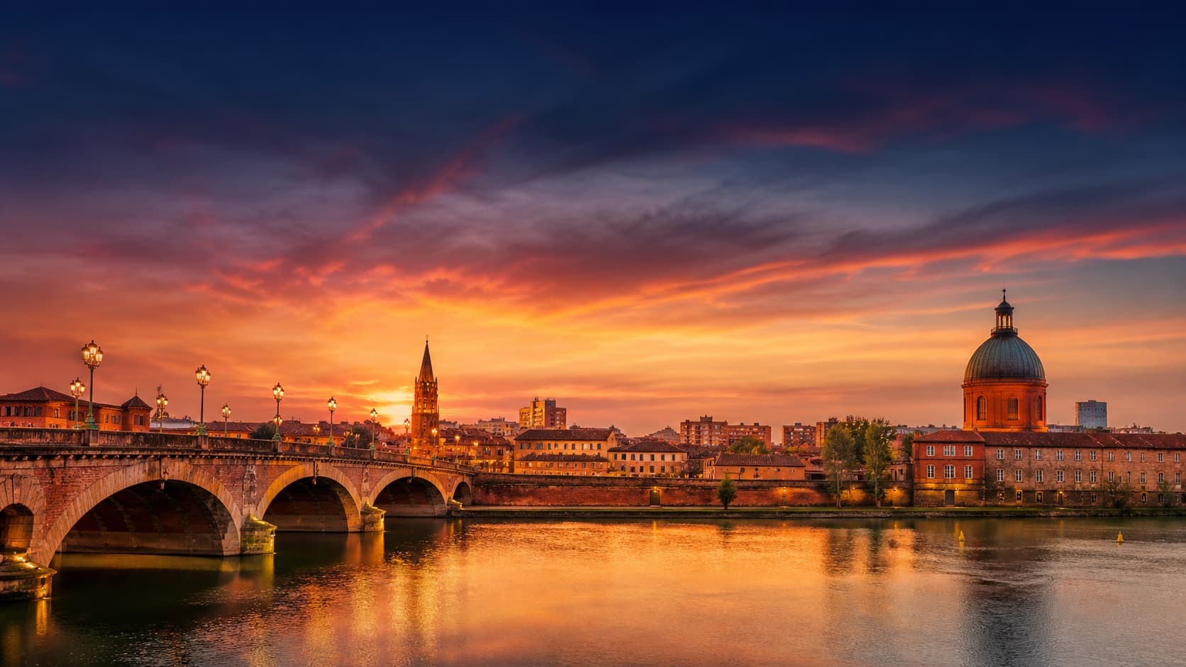 Vue de Toulouse au bord de la Garonne, ville rose au coucher du soleil