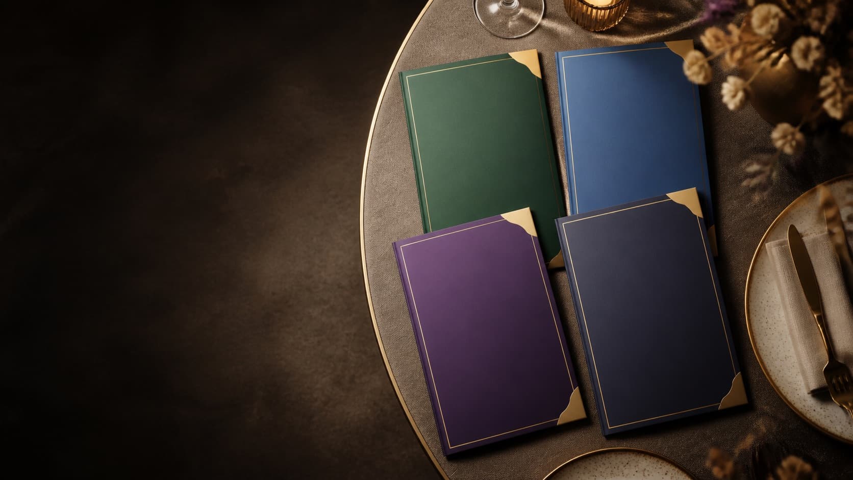 Restauratrice consultant sereinement une grille tarifaire sur tablette