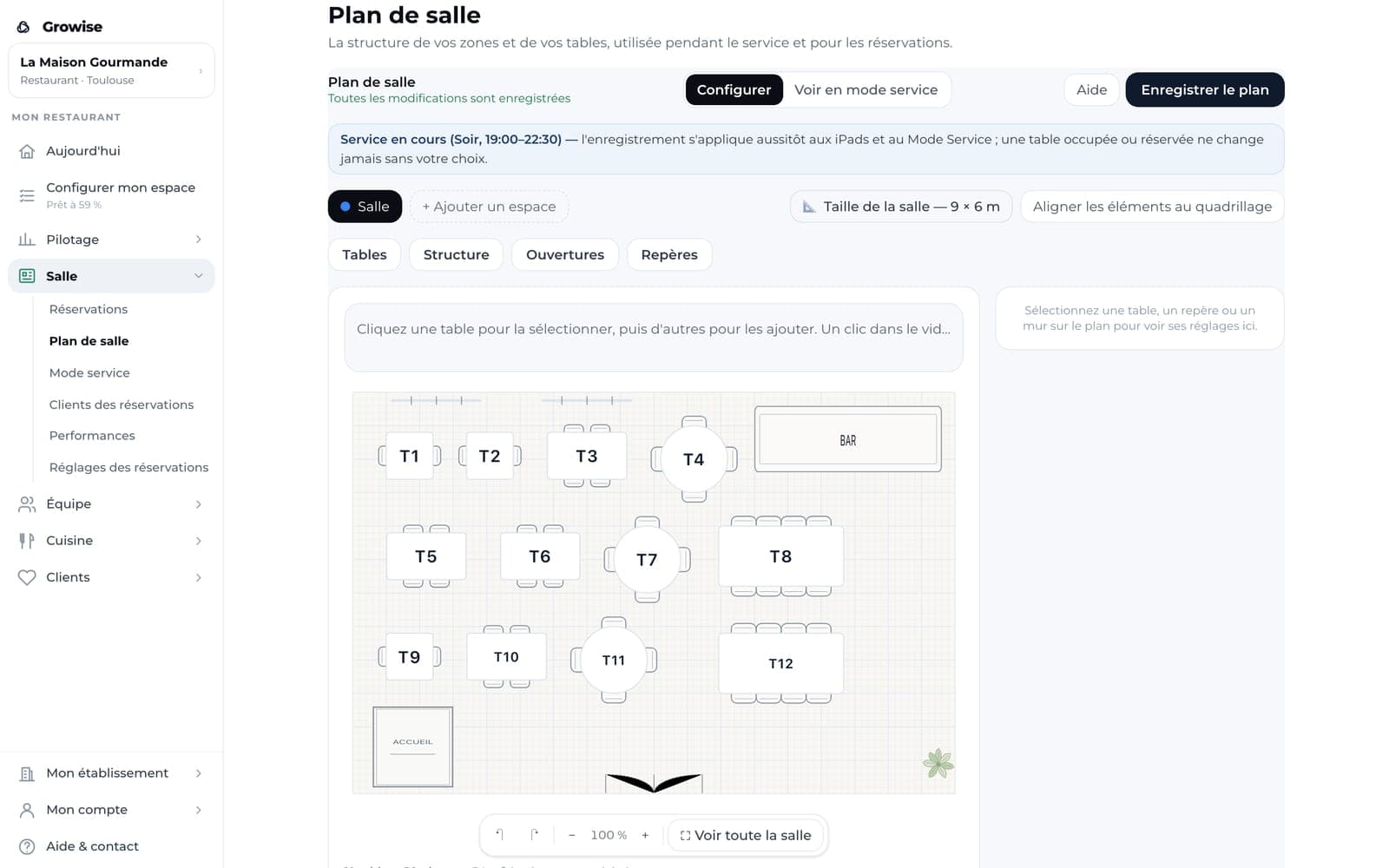 L'éditeur du plan de salle sur ordinateur : la salle dessinée à l'échelle, ses tables numérotées, l'accueil et le bar.