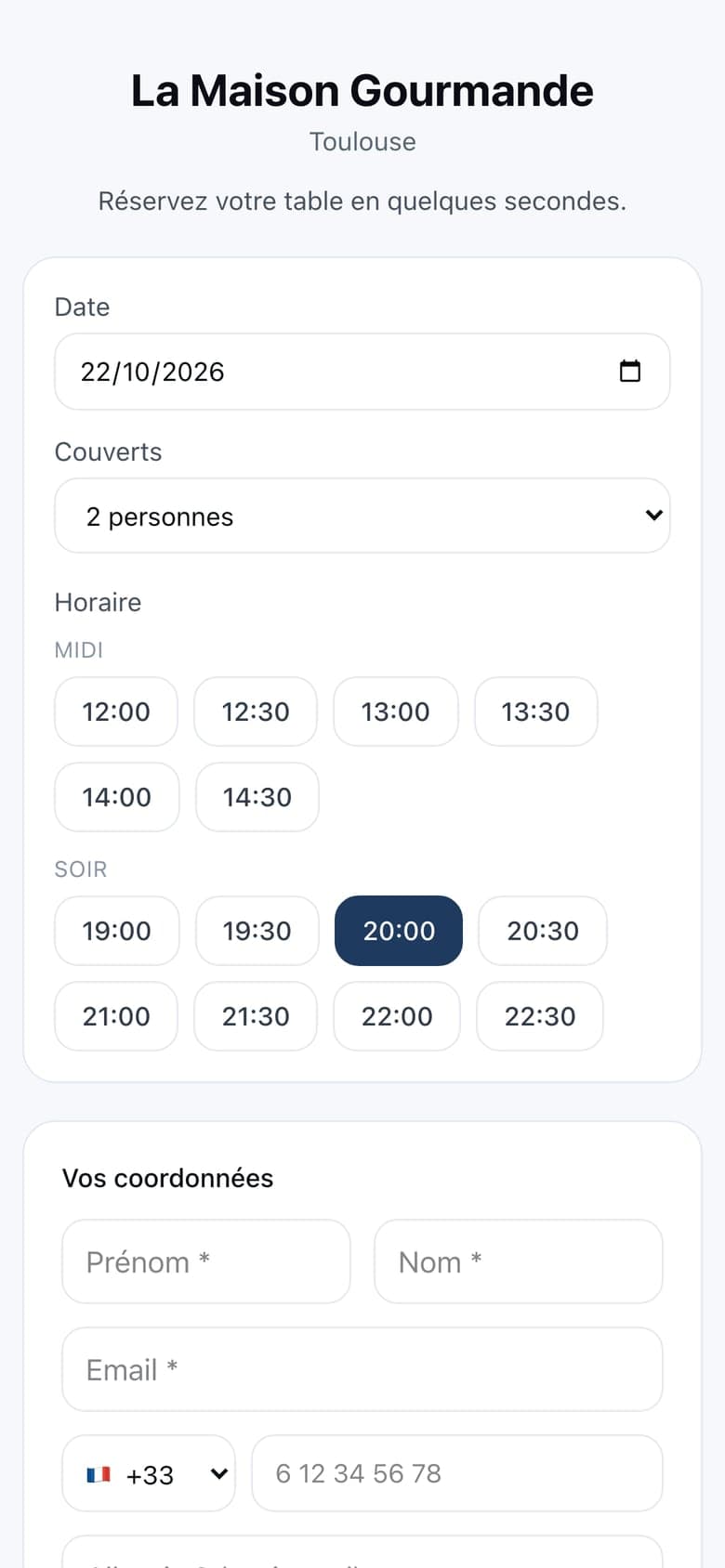 La page de réservation web d'un restaurant, ouverte sur un téléphone : la date, le nombre de couverts et les créneaux du midi et du soir, un créneau sélectionné.